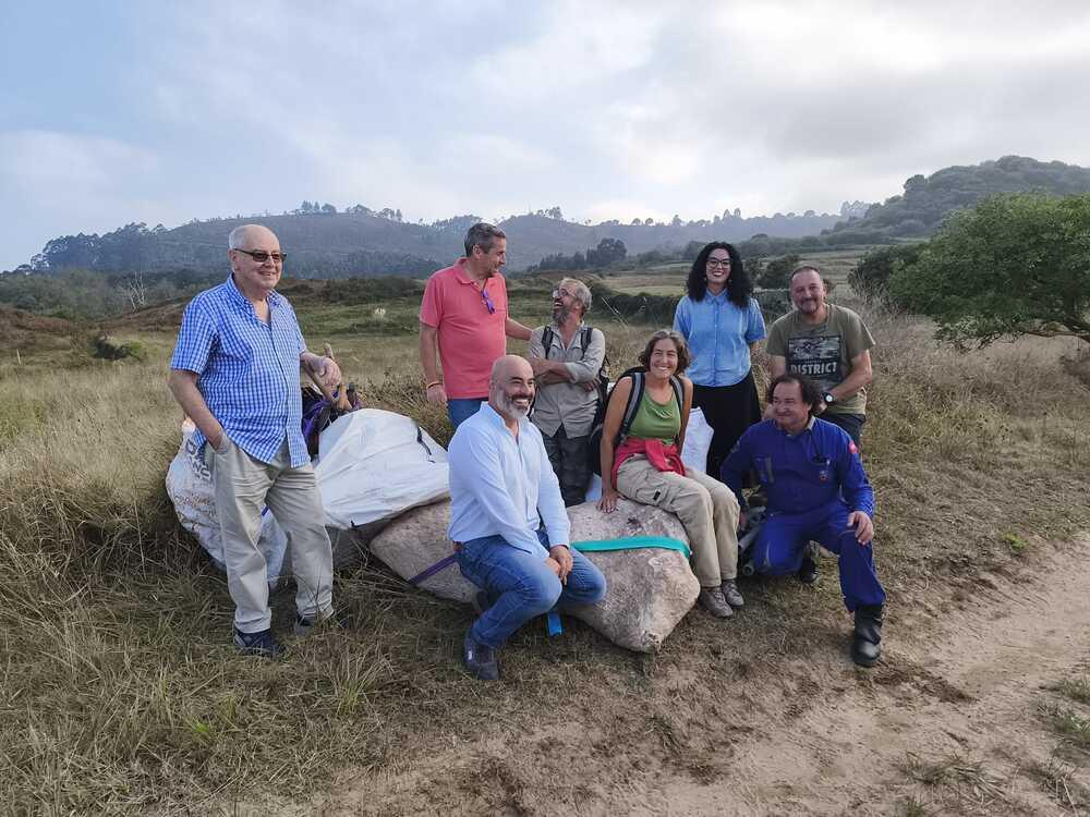 Ir a Imagen El MUJA recupera los restos fósiles de un gran dinosaurio saurópodo en los acantilados de Ribadesella