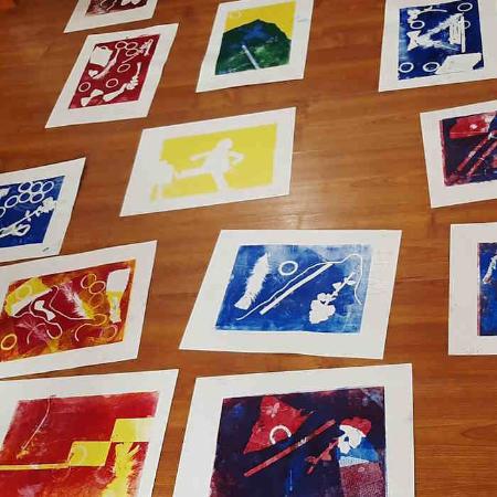 Siluetas prehistóricas con monotipo