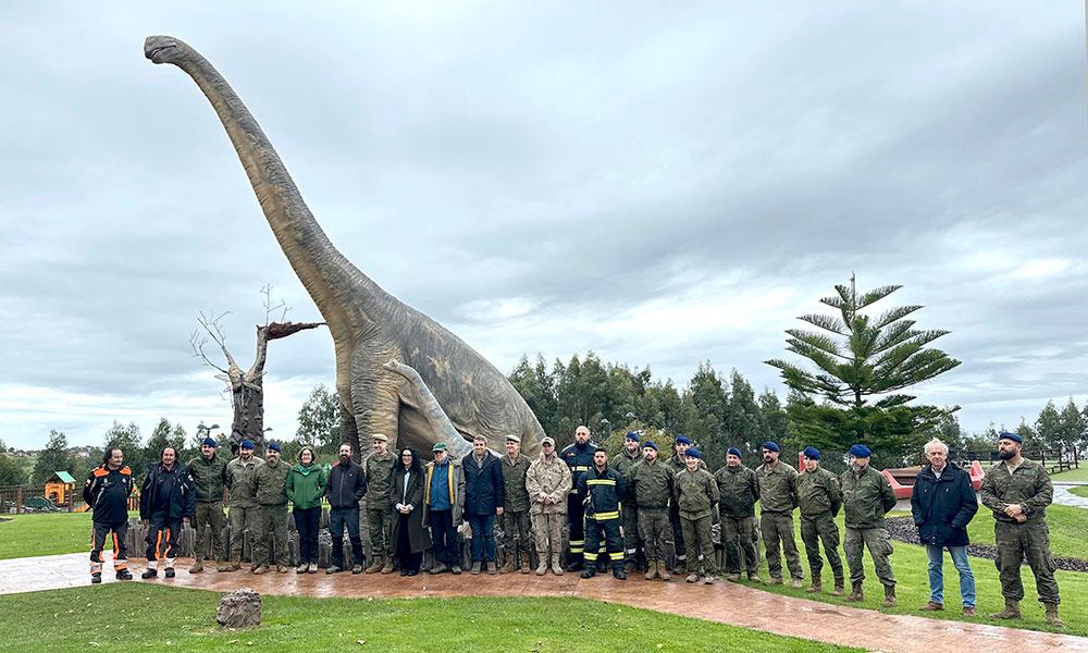 Ir a Imagen El MUJA recupera dos nuevos bloques con restos fósiles de un gran dinosaurio saurópodo con la ayuda del helicóptero de las Fuerzas Aeromóviles del Ejército de Tierra