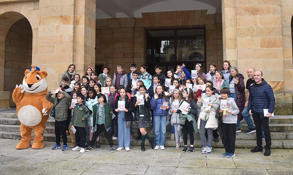 Ir a Imagen Un juego interactivo con los personajes de Marta y Marco Topo, para descubrir Laboral Ciudad de la Cultura 