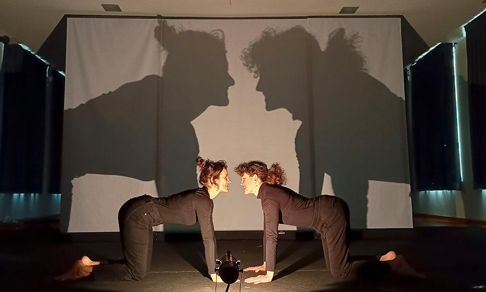 Go to Image Luz, micro y punto ensaya su espectáculo Un rayo de luz en la Laboral