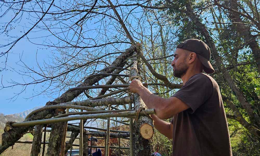 Ir a Imagen Construir cabañas castreñas, del 2 al 4 de abril en el Parque de la Prehistoria de Teverga