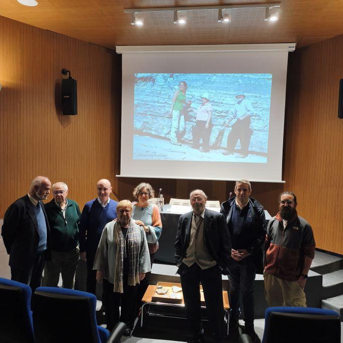 Aller à Image El MUJA enriquece sus fondos con la donación de una de las mayores colecciones de invertebrados fósiles del Jurásico asturiano