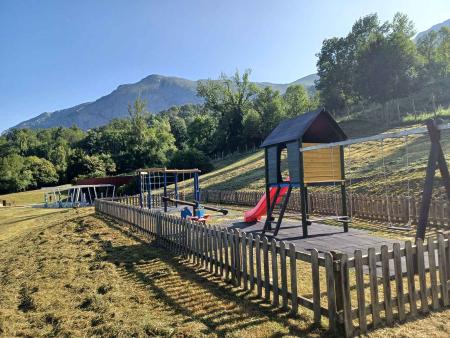 Imagen Zona exterior de juegos infantiles y área de picnic