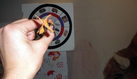 Aller à Image El Centro muestra a los niños cómo se cazaba y pescaba en la Prehistoria en una visita-taller