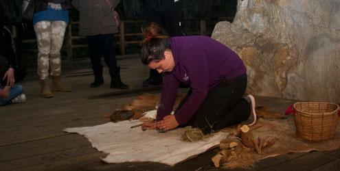 Ir a Imagen Talleres de fuego y arqueoacústica en la Cuevona de Ardines