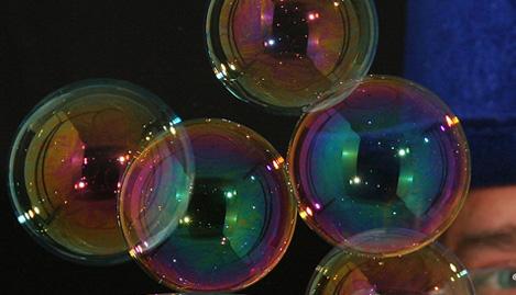 Vai a Immagine La magia de las pompas en el Centro Tito Bustillo y en la Cuevona de Ardines