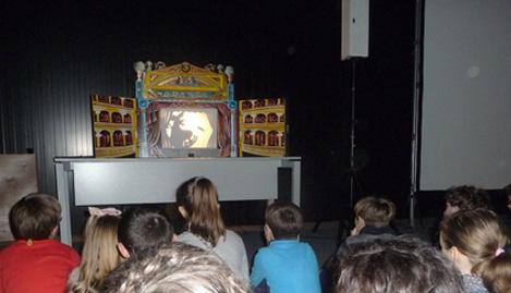 Ir a Imagen Teatro de Sombras en el Centro Tito Bustillo y la Cuevona de Ardines