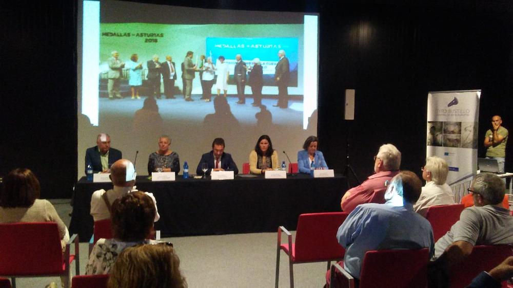 Aller à Image Los descubridores de la cueva de Tito Bustillo depositan la Medalla de Oro de Asturias en el centro de arte rupestre riosellano