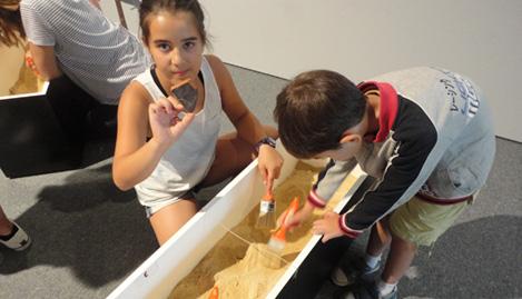 Ir a Imagen Talleres para niños y público familiar en el Centro de Arte Rupestre