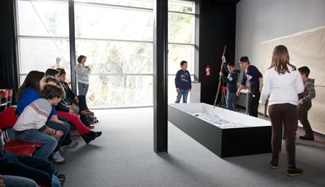 Gehe zu Bild El Centro celebra un taller para conocer cómo se representaba la figura femenina en la Prehistoria