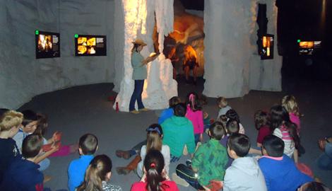 Gehe zu Bild En busca del cuento perdido en el Centro de Arte Rupestre de Tito Bustillo